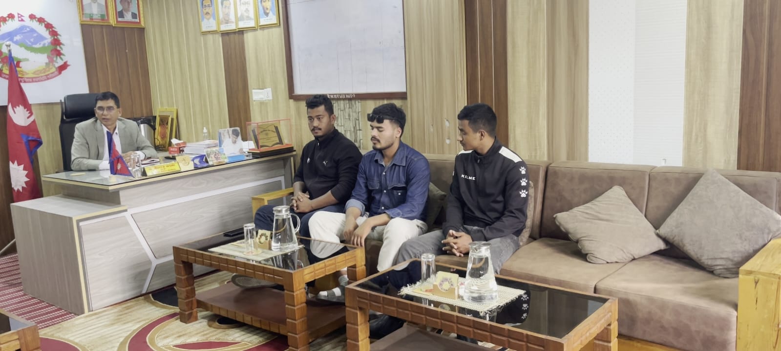 सामाजिक विकास मन्त्रालयमा मन्त्री मेघराज खड्कासंग 