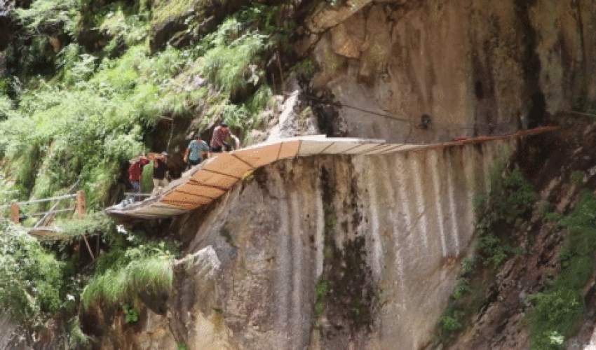 दार्चुलाको ब्यासमा घोरेटो बाटो निर्माण