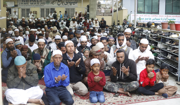 इस्लाम धर्मावलम्बीहरूको  पर्व ईद–उल–फित्रको अवसरमा घण्टाघरस्थित नेपाली जामे मस्जिदमा सामूहिक नमाजमा शनिबार  सहभागी हुँदै मुस्लिम समुदाय । 