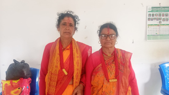 सुक्लाफाटा १० झलारीका कौशिला देवी ओझा र पार्वती देवी शाहुले गरे कपडा सहयोग