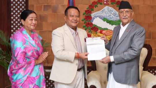 बाढी पीडितको राहतका लागि भाटभटेनीका अध्यक्ष मीन गुरुङले गरे एक करोड सहयोग