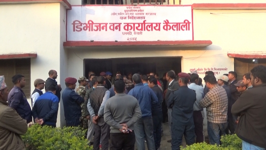 वन्यजन्तुको जस्तो देखिने आलो मासु सहित पक्राउ परेकालाई उम्काउने चलखेल