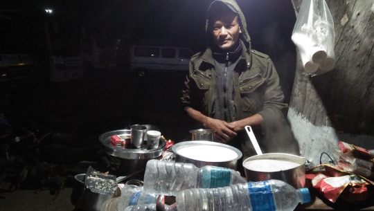 अत्तरिया बसपार्कका नन्ना, जसले रातको तीन घण्टामै २५ सय कमाउँछन