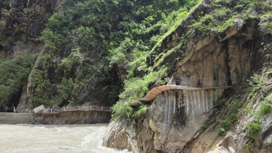 सब्बलको भरमा चट्टान फुटाएर घोरेटो बाटो निर्माण