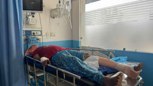बिजुलीको पोल ढल्दा मोटरसाइकल र अटो दुर्घटना, एक महिला घाइते