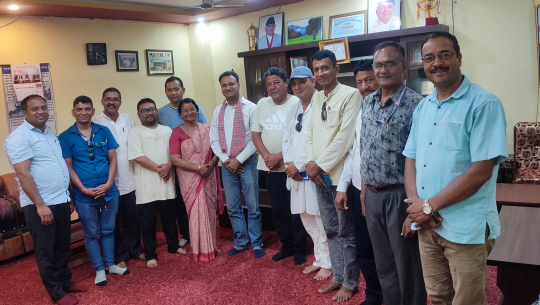 कञ्चनपुरका पूर्व सांसद डाक्टर भट्ट वृक्षारोपण गर्ने योजना बनाउँदै