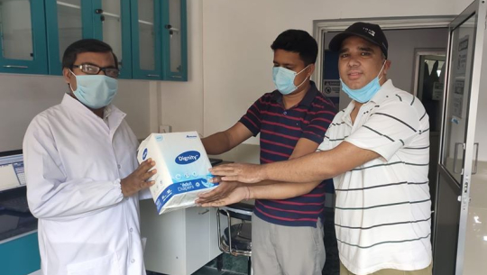 'डाइपर' लगाएर काम गर्छन् धनगढीका कोरोना प्रयोगशालाका प्राविधिक