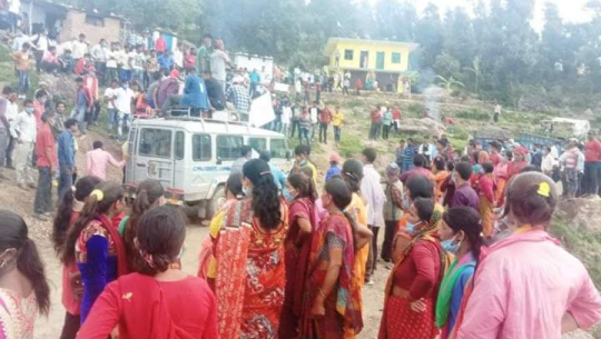 बैतडीमा जनप्रतिनिधिले लगाए नेकपा जिन्दावादको नारा, स्थानीयविरुद्ध उतारे पार्टी कार्यकर्ता