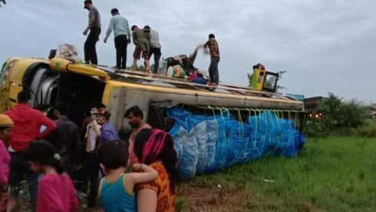 धनगढी आइरहेको बस भारतमा दुर्घटना