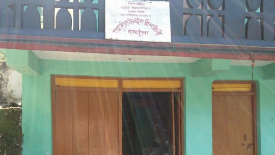 दार्चुलाका पशु स्वास्थ्य केन्द्र कार्यालय सहयोगीका भरमा चल्दै