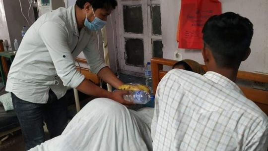 विश्व फर्मासिस्ट दिवसमा डडेल्धुरा अस्पतालका बिरामीलाई फलफुल र पानी वितरण