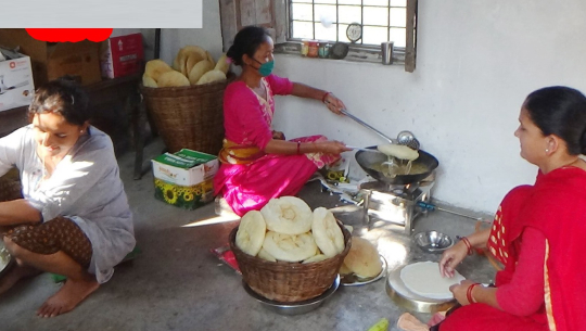 पैसा कमाउने गजबको काइदा : धनगढीका ३ दिदीबहिनी बिक्री गर्दै मौलिक परिकार