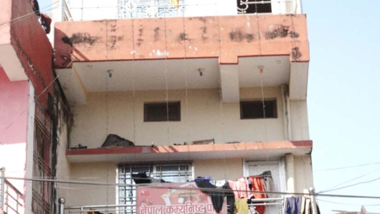 बैङ्कले लिलाम गरेको घरमाथी पार्टीको कब्जा