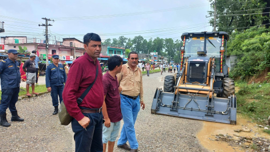 कञ्चनपुरमा अवैध संरचना हटाउन मेयर डोजरसहित सडकमा