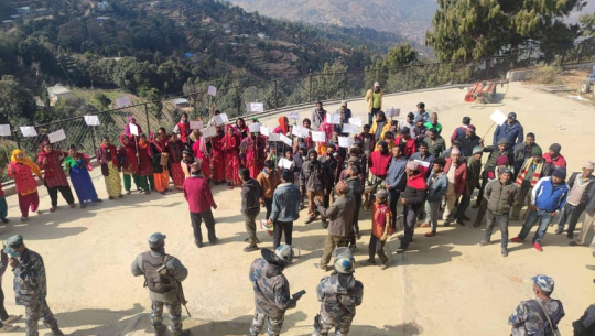 डडेल्धुरामा खानेपानीको माग गर्दै अमरगढी नगरपालिका घेराउ