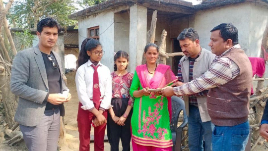अष्ट्रेलियाबाट प्राप्त १ लाख रकम स्व‍र्गीय पत्रकार जोशीकाे परिवारलाई हस्तान्तरण