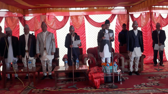 सुदूरपश्चिमका मुख्यमन्त्री त्रिलोचन भट्ट सपथ लिदै 