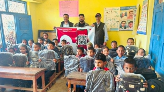 बैतडीको मेलौलीमा विद्यार्थीलाई झाेला वितरण