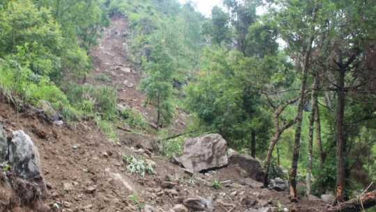 बझाङमा पहिरोले २ घरमा क्षति, ३ गोरु मरे