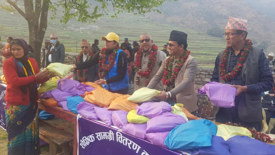 बाजुरामा सरसफाइ सामग्री वितरण
