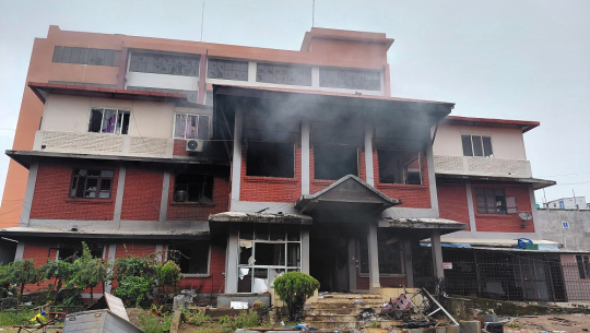 उपमहानगरको गाडी जलेपछि युवाले उठाउन थाले फोहर