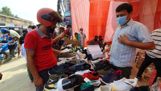 धनगढीमा ‘दसैँ सपिङ’ गर्नेको घुइँचो, महंगी बढेको गुनासो