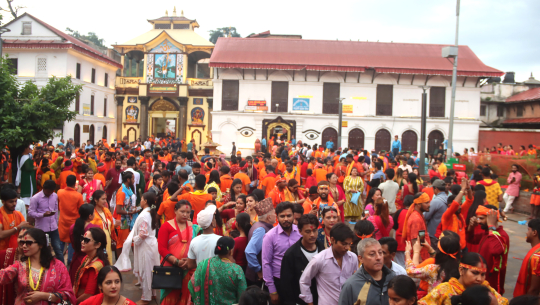 आज साउनको तेस्रो सोमबारः पशुपतिनाथलगायत देशभरका शिवालयमा भक्तजनको घुइँचो