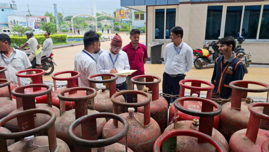 सुदूरपश्चिममा आवश्यकताभन्दा बढी ग्यास सिलिन्डर भण्डारण नगर्न उपभोक्तालाई आग्रह