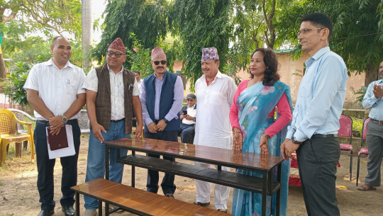 धनगढी उपमहानगरद्वारा दुई सामुदायिक विद्यालयलाई डेस्क–बेन्च हस्तान्तरण