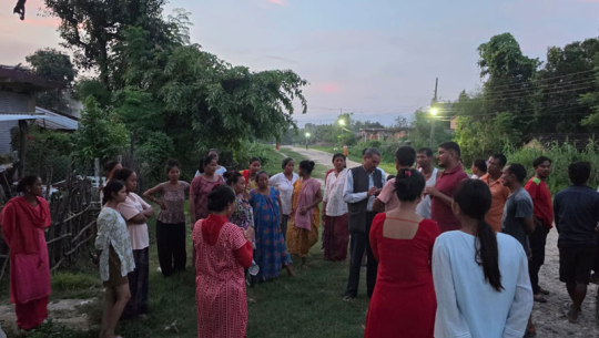 भाेटेकाेशी बाढीमा वेपत्ता आफन्तको खबर नआएपछि कैलालीबाट खोजीमा निस्किए परिवारका सदस्य