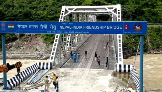 पुलमा साइनबोर्ड राखेपछि विरोध