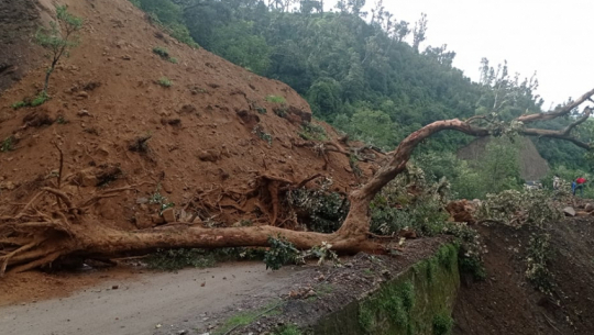 डोटीमा पहिराले सडक अवरुद्ध