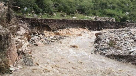 टिङ्कर गाउँ जोड्ने काठेपुल बगे