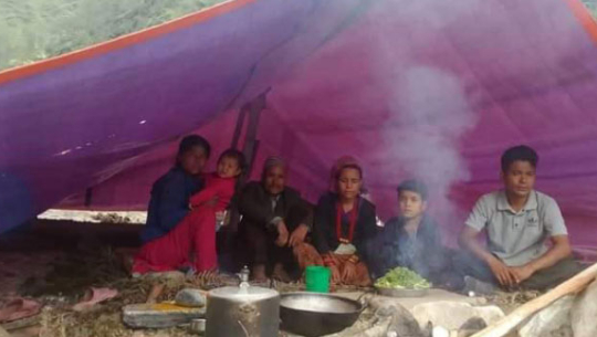 त्रिपालको बसाइमा चिसोको चिन्ता