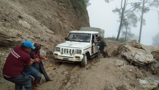 डोटीमा वर्षाले अवरुद्ध भएका गामीण सडक अझै खुलेनन्