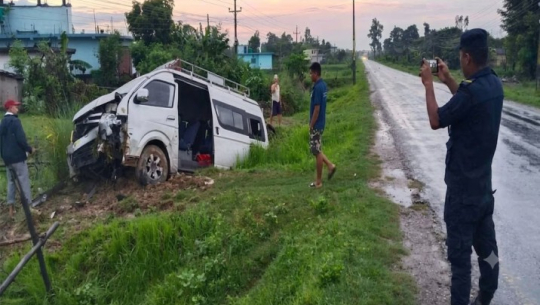 कैलालीमा ईभी हाइस दुर्घटना, तीन जना घाइते