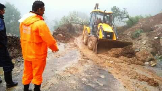 बैतडीसँग जोडिएका राजमार्गमा पहिरो खस्या खस्यै, गन्तव्यमा पुग्नै मुस्किल