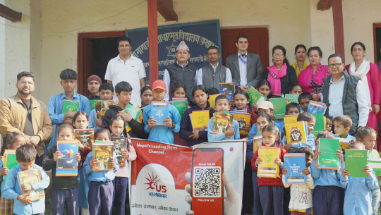 बैतडीमा विपन्न विद्यार्थीलाई शैक्षिक सामग्री वितरण