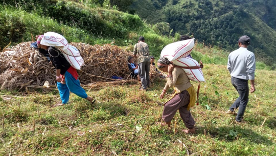 जयसिंहका गाउँलेले २ महिनापछि पाए खाद्यान्न, हेलिकाेप्टरमार्फत पुर्‍याइयो चामल