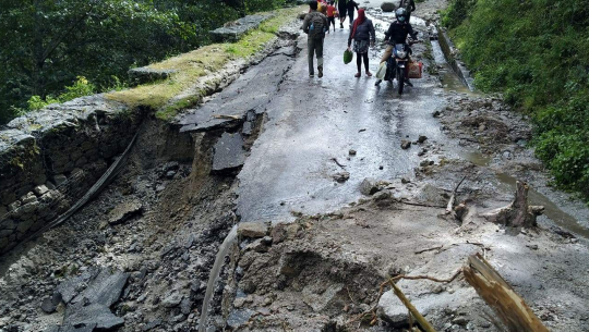 बझाङको ’लाइफलाइन’ सडक क्षतिग्रस्त, कहिले होला सञ्चालन ?