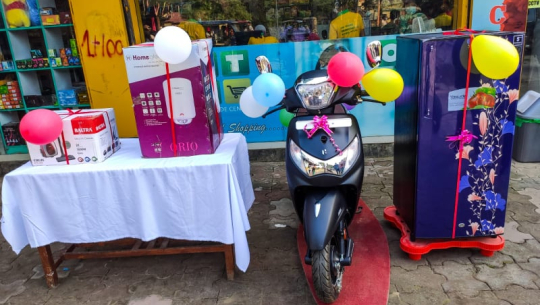 धनगढीको ओम ट्रेडद्वारा दसैँतिहार उपहार योजना, लक्की ग्राहकले जिते स्कुटर