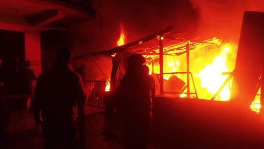 डडेल्धुराको एक काष्ठ उद्योगमा आगलागी