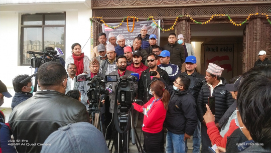 डडेल्धुरा काँग्रेस विवाद: निधिको उपस्थितिमा कार्यकर्ताले तोडे अनशन