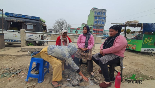 प्रदूषित आगो ताप्दै धनगढीवासी