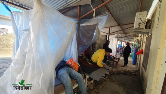 कोरोना संक्रमित सेतीकाे शय्यामा, बाहिर चिसिँदै कुरुवा