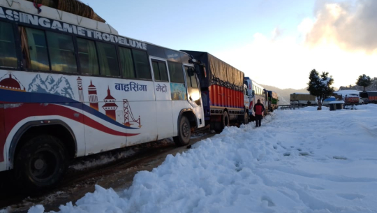 बैतडीको श्रीभावरमा तीन दिनदेखि यात्रु अलपत्र