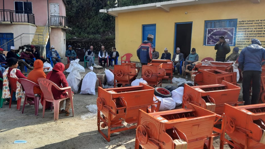 डोटीमा कृषक समूहलाई साईन नेपालद्वारा मिनि थ्रेसर सहयोग