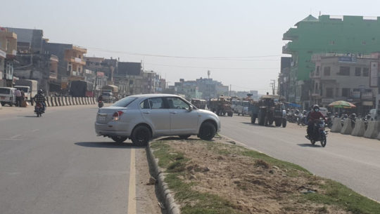 कैलालीको मोहनापुल–अत्तरिया ६ लेन सडकमा ‘मेडियन’ भत्काएर जथाभावी क्रसिङ