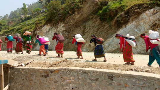 बाजुरामा विद्यार्थीलाई घर लैजाने खाद्यान्न वितरण
