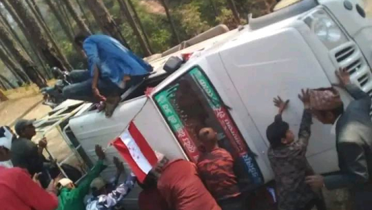डडेल्धुरामा नेपाली काँग्रेसका कार्यकर्ता बोकेको जिप दुर्घटना